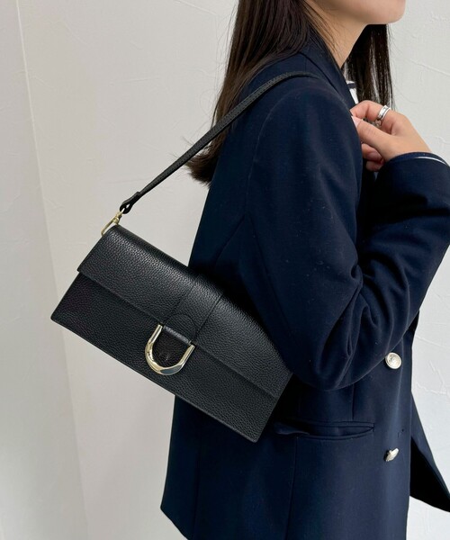 fredy emue（フレディエミュ）の「【AULENTTI/オーレンティ】横長バックルワンショル バック（ショルダーバッグ・レディース・ブラック・FREE）」の3枚目の写真