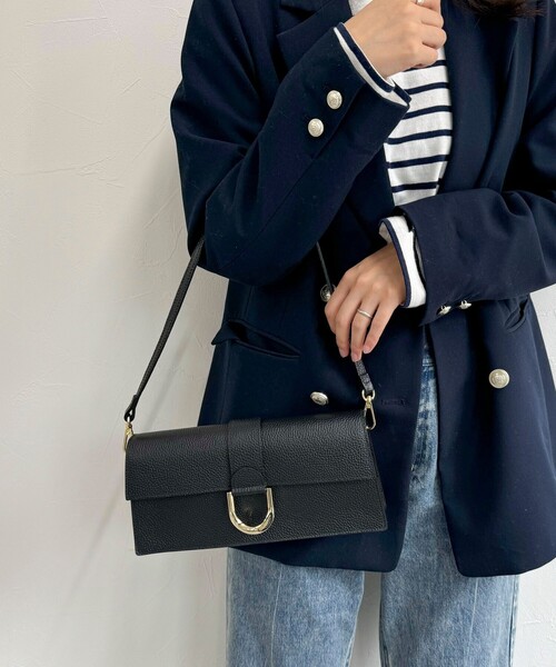 fredy emue（フレディエミュ）の「【AULENTTI/オーレンティ】横長バックルワンショル バック（ショルダーバッグ・レディース・ブラック・FREE）」の4枚目の写真