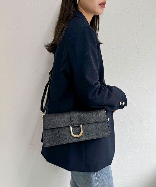 fredy emue（フレディエミュ）の「【AULENTTI/オーレンティ】横長バックルワンショル バック（ショルダーバッグ・レディース・ブラック・FREE）」の8枚目の写真