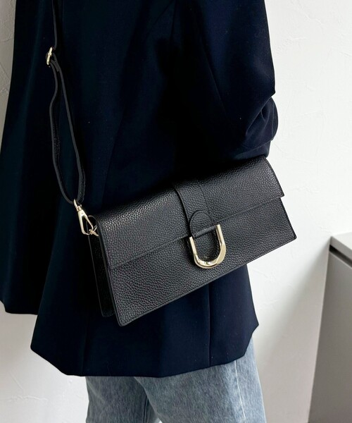 fredy emue（フレディエミュ）の「【AULENTTI/オーレンティ】横長バックルワンショル バック（ショルダーバッグ・レディース・ブラック・FREE）」の9枚目の写真