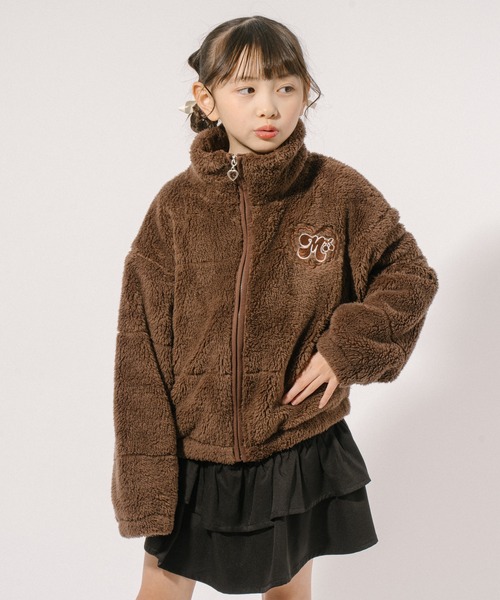 URBAN CHERRY（アーバンチェリー）の「【Mielボアシリーズ】ハート刺繍スタンドカラージップジャケット（ブルゾン・キッズ・ピンク/ブラウン/アイボリー・110cm/120cm/130cm/140cm/150cm）」の3枚目の写真