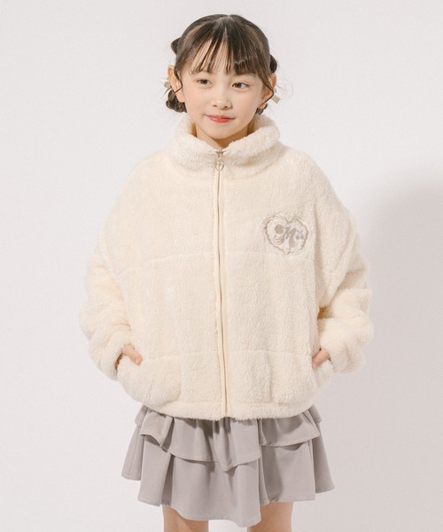 URBAN CHERRY（アーバンチェリー）の「【Mielボアシリーズ】ハート刺繍スタンドカラージップジャケット（ブルゾン・キッズ・ピンク/ブラウン/アイボリー・110cm/120cm/130cm/140cm/150cm）」の2枚目の写真
