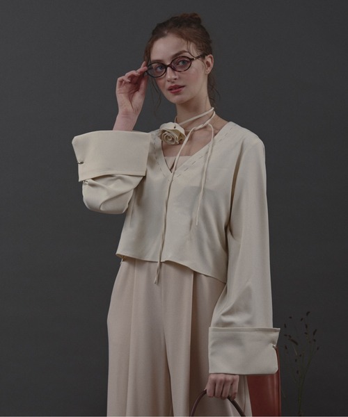 loin nuit（ロワンニュイ）の「choker ring V neck tops / チョーカーリングVネックトップス（シャツ/ブラウス・レディース・カーキ/アイボリー/ブラック・FREE）」の2枚目の写真