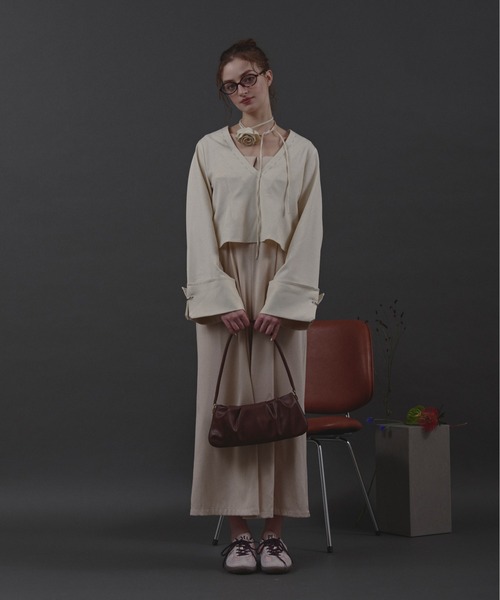 loin nuit（ロワンニュイ）の「choker ring V neck tops / チョーカーリングVネックトップス（シャツ/ブラウス・レディース・カーキ/アイボリー/ブラック・FREE）」の17枚目の写真