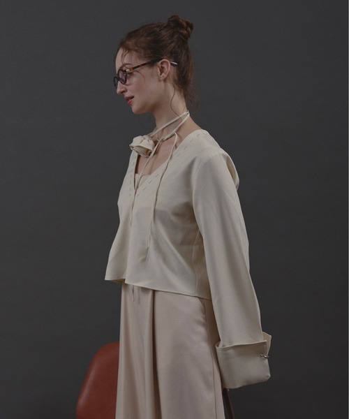 loin nuit（ロワンニュイ）の「choker ring V neck tops / チョーカーリングVネックトップス（シャツ/ブラウス・レディース・カーキ/アイボリー/ブラック・FREE）」の15枚目の写真