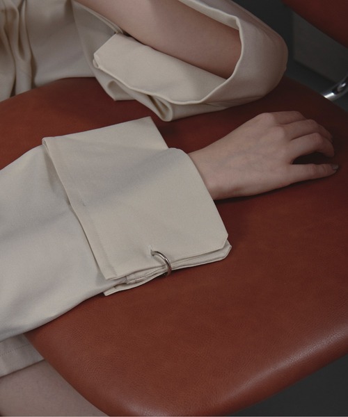 loin nuit（ロワンニュイ）の「choker ring V neck tops / チョーカーリングVネックトップス（シャツ/ブラウス・レディース・カーキ/アイボリー/ブラック・FREE）」の12枚目の写真