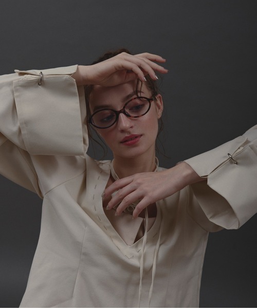 loin nuit（ロワンニュイ）の「choker ring V neck tops / チョーカーリングVネックトップス（シャツ/ブラウス・レディース・カーキ/アイボリー/ブラック・FREE）」の13枚目の写真