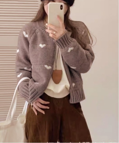 gossip！ロサンゼルス（ゴシップロサンゼルス）の「ハートモチーフ アートジャガードダブルジップシンプルカジュアルニットカーディガン（カーディガン/ボレロ・レディース・グレー/イエロー/ピンク/ネイビー・FREE）」の2枚目の写真