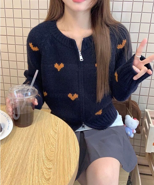 gossip！ロサンゼルス（ゴシップロサンゼルス）の「ハートモチーフ アートジャガードダブルジップシンプルカジュアルニットカーディガン（カーディガン/ボレロ・レディース・グレー/イエロー/ピンク/ネイビー・FREE）」の18枚目の写真