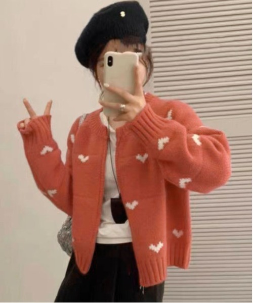gossip！ロサンゼルス（ゴシップロサンゼルス）の「ハートモチーフ アートジャガードダブルジップシンプルカジュアルニットカーディガン（カーディガン/ボレロ・レディース・グレー/イエロー/ピンク/ネイビー・FREE）」の8枚目の写真