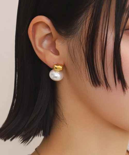 LHME(エルエイチエムイー)の「【WEB限定】“MELLOW”プランプパールピアス/サージカルステンレス(金属アレルギー対応)【LHME / エルエイチエムイー】(ピアス(両耳用)・レディース・ゴールド・ONE SIZE)」の1枚目の写真