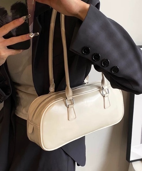 LADY LIKE（レディライク）の「横長シンプルショルダーバッグ（ショルダーバッグ・レディース・ブラウン/ボルドー/オフホワイト/ブラック・F）」の2枚目の写真
