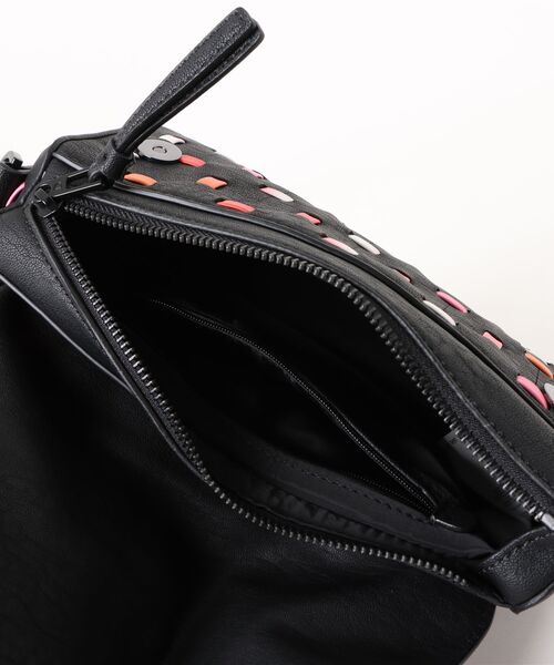 Desigual(デシグアル)の「コントラストカラー パンチングデザインミニバッグ(ハンドバッグ・レディース・ブラック・FREE)」の8枚目の写真