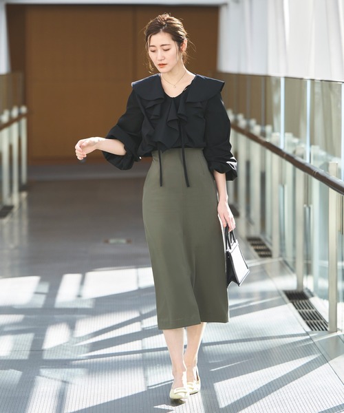 RUIRUE BOUTIQUE(ルイルエブティック)の「洗える | ラッフルフリルカラーブラウス | レディース 体型カバー 長袖 オフィスカジュアル きれいめ 上品 無地 華やか トップス Vネック シャツ(シャツ/ブラウス・レディース・ホワイト/グレー/ブラック・S/M/L/LL/3L)」の18枚目の写真