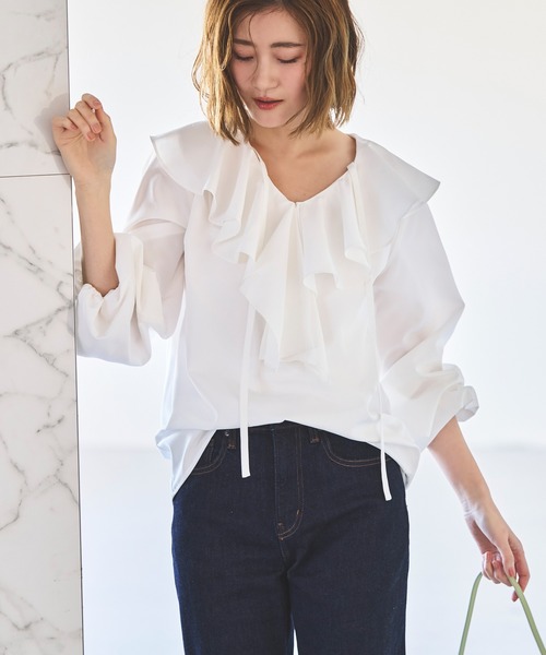 RUIRUE BOUTIQUE(ルイルエブティック)の「洗える | ラッフルフリルカラーブラウス | レディース 体型カバー 長袖 オフィスカジュアル きれいめ 上品 無地 華やか トップス Vネック シャツ(シャツ/ブラウス・レディース・ホワイト/グレー/ブラック・S/M/L/LL/3L)」の5枚目の写真