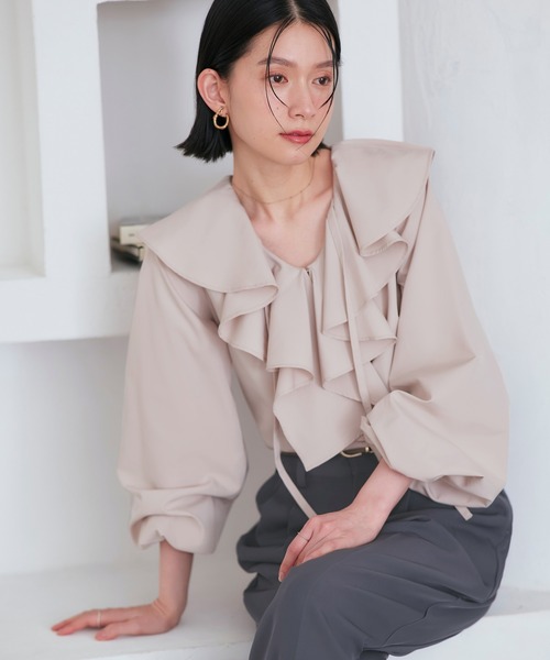 RUIRUE BOUTIQUE(ルイルエブティック)の「洗える | ラッフルフリルカラーブラウス | レディース 体型カバー 長袖 オフィスカジュアル きれいめ 上品 無地 華やか トップス Vネック シャツ(シャツ/ブラウス・レディース・ホワイト/グレー/ブラック・S/M/L/LL/3L)」の11枚目の写真