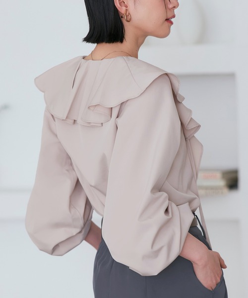RUIRUE BOUTIQUE(ルイルエブティック)の「洗える | ラッフルフリルカラーブラウス | レディース 体型カバー 長袖 オフィスカジュアル きれいめ 上品 無地 華やか トップス Vネック シャツ(シャツ/ブラウス・レディース・ホワイト/グレー/ブラック・S/M/L/LL/3L)」の12枚目の写真