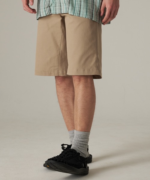 Eddie Bauer（エディーバウアー）の「ボイジャーフレックス チノ ショートパンツ（チノパンツ・メンズ・ベージュ/ブラック/サファリグリーン・M/L/XL/XXL）」の2枚目の写真