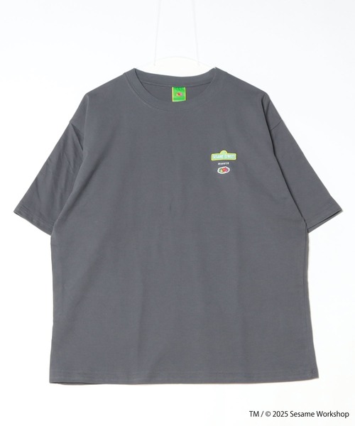 FRUIT OF THE LOOM(フルーツオブザルーム)の「【FRUIT OF THE LOOM/フルーツオブザルーム】ESAME STREET× FRUIT OF THE LOOM Illust T-Shirt E(Tシャツ/カットソー・メンズ・ミント/ブラック・L/M/S)」の3枚目の写真