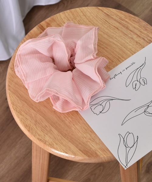 VIBGYOR Women（ヴィブジョー　ウィメン）の「【urge select】ギンガムチェック ボリュームシュシュ【7色展開】（シュシュ・レディース・ベビーピンク/グリーン/ブルー/パープル/オレンジ/ピンク/ブラウン・FREE）」の6枚目の写真