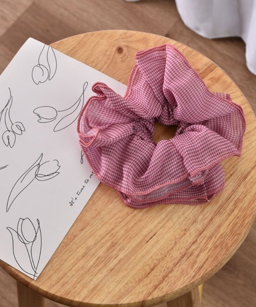 VIBGYOR Women（ヴィブジョー　ウィメン）の「【urge select】ギンガムチェック ボリュームシュシュ【7色展開】（シュシュ・レディース・ベビーピンク/グリーン/ブルー/パープル/オレンジ/ピンク/ブラウン・FREE）」の5枚目の写真