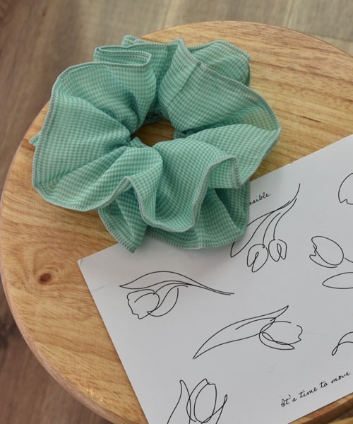 VIBGYOR Women（ヴィブジョー　ウィメン）の「【urge select】ギンガムチェック ボリュームシュシュ【7色展開】（シュシュ・レディース・ベビーピンク/グリーン/ブルー/パープル/オレンジ/ピンク/ブラウン・FREE）」の2枚目の写真