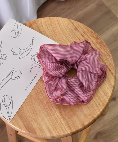 VIBGYOR Women（ヴィブジョー　ウィメン）の「【urge select】ギンガムチェック ボリュームシュシュ【7色展開】（シュシュ・レディース・ベビーピンク/グリーン/ブルー/パープル/オレンジ/ピンク/ブラウン・FREE）」の11枚目の写真