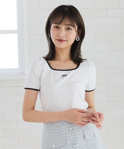 REDYAZEL(レディアゼル)の「リボンエンブロイダリーパイピングTシャツ(Tシャツ/カットソー・レディース・ブラック/サックスブルー/オフホワイト・FREE)」の1枚目の写真