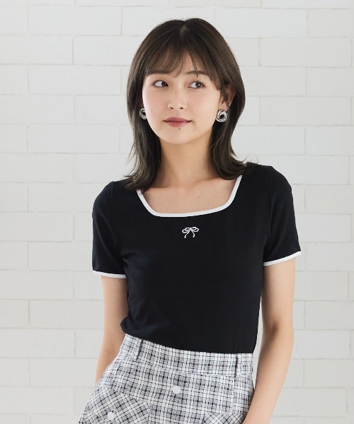 REDYAZEL(レディアゼル)の「リボンエンブロイダリーパイピングTシャツ(Tシャツ/カットソー・レディース・ブラック/サックスブルー/オフホワイト・FREE)」の2枚目の写真