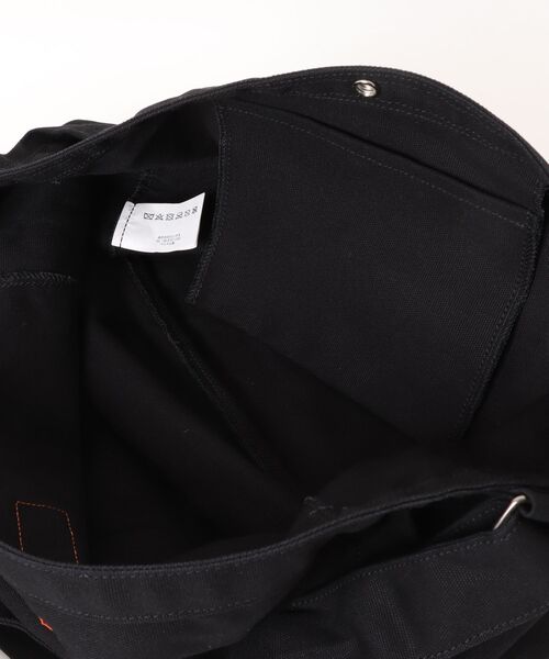 UNIVERSAL OVERALL(ユニバーサルオーバーオール)の「SOLID COLOR NEWSPAPER BAG(ショルダーバッグ・メンズ・ホワイト/ブラック・FREE)」の4枚目の写真