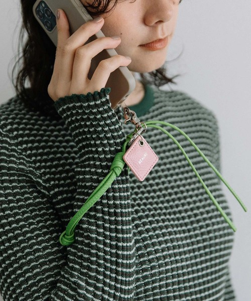 Beau're（ヴュレ）の「【BEAURE】B-25304　レザータッセルスマホストラップ（スマホグッズ・レディース・パープル/ライトグリーン/ブラック/アイボリー/キャメル・FREE）」の3枚目の写真