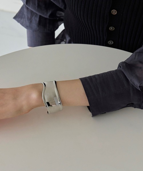 Phoebe（フィービィー）の「アークカフワイドバングル（バングル/リストバンド・レディース・シルバー/イエローゴールド・FREE）」の2枚目の写真