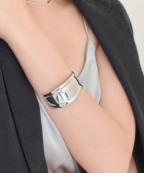 Phoebe（フィービィー）の「アークカフワイドバングル（バングル/リストバンド・レディース・シルバー/イエローゴールド・FREE）」の3枚目の写真