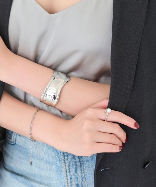 Phoebe（フィービィー）の「アークカフワイドバングル（バングル/リストバンド・レディース・シルバー/イエローゴールド・FREE）」の4枚目の写真