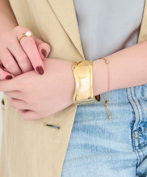 Phoebe（フィービィー）の「アークカフワイドバングル（バングル/リストバンド・レディース・シルバー/イエローゴールド・FREE）」の12枚目の写真