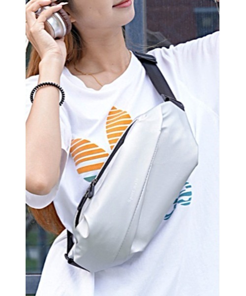 Sakka(サッカ)の「撥水多機能ボディバッグ(ボディバッグ/ウエストポーチ・メンズ・オフホワイト/チャコールグレー/アッシュブラウン/ブルー/ブラック・FREE)」の1枚目の写真