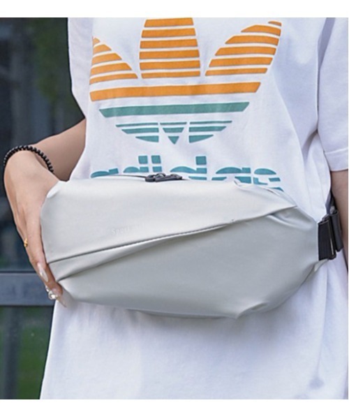 Sakka(サッカ)の「撥水多機能ボディバッグ(ボディバッグ/ウエストポーチ・メンズ・オフホワイト/チャコールグレー/アッシュブラウン/ブルー/ブラック・FREE)」の14枚目の写真