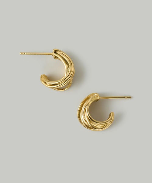 Jolie Toujours(ジョリトゥジュール)の「【汗や水に強い】〈ステンレス〉マルチラインボリュームフープピアス(ピアス(両耳用)・レディース・ゴールド/シルバー・FREE)」の4枚目の写真