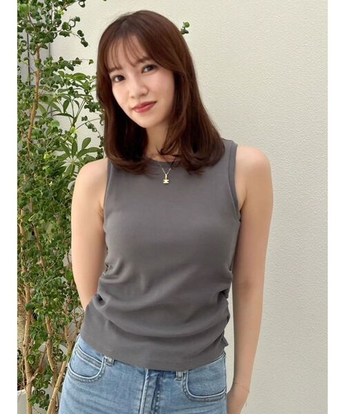 dazzlin(ダズリン)の「【吉田朱里】涼感加工ギャザーノースリリブトップス(タンクトップ・レディース・オフホワイト/チャコールグレー/ブラック/ピンク・FREE)」の8枚目の写真