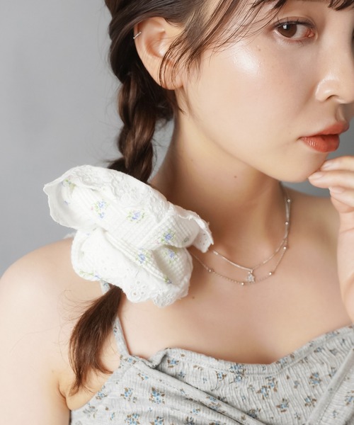 SPINNS(スピンズ)の「ワッフルシュシュ/レースフラワー/NEO森ガール(シュシュ・レディース・ホワイト/ネイビー・ONESIZE)」の2枚目の写真