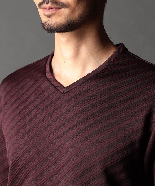 NICOLE CLUB FOR MEN(ニコルクラブフォーメン)の「ブリスターバイヤスジャカードVネックプルオーバー(Tシャツ/カットソー・メンズ・シルバーグレー/オフホワイト/ネイビー系/ブラック/レッド系・MEDIUM/LARGE/X-LARGE)」の7枚目の写真