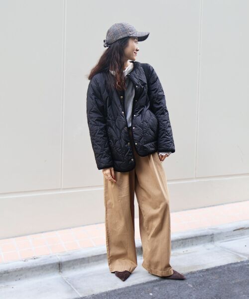 le.coeur blanc（ルクールブラン）の「タックカーブチノパンツ（チノパンツ・レディース・ベージュ/ネイビー・38/36）」の7枚目の写真