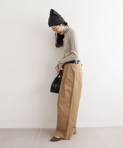 le.coeur blanc（ルクールブラン）の「タックカーブチノパンツ（チノパンツ・レディース・ベージュ/ネイビー・38/36）」の13枚目の写真