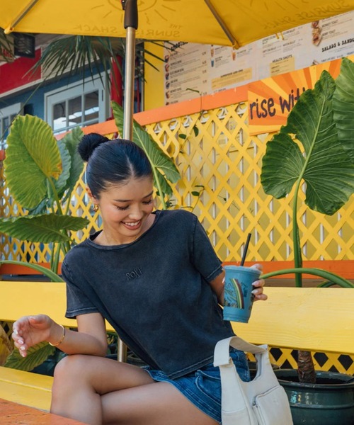 ROXY（ロキシー）の「ROXY×NANAHA RIB S/S /ロキシークロップド丈ロゴワンポイントリブ半袖Tシャツ（Tシャツ/カットソー・レディース・ネイビー/ナチュラル/ブラック・MEDIUM/LARGE）」の2枚目の写真