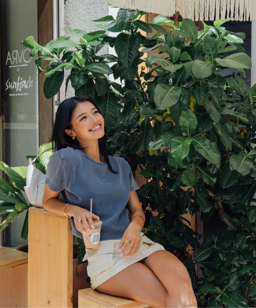 ROXY（ロキシー）の「ROXY×NANAHA RIB S/S /ロキシークロップド丈ロゴワンポイントリブ半袖Tシャツ（Tシャツ/カットソー・レディース・ネイビー/ナチュラル/ブラック・MEDIUM/LARGE）」の10枚目の写真