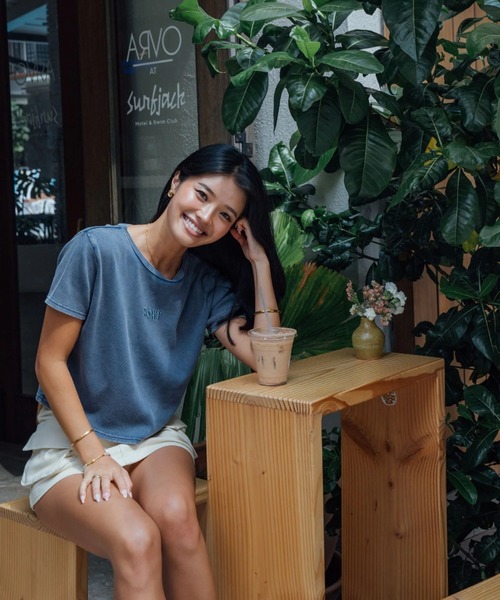 ROXY（ロキシー）の「ROXY×NANAHA RIB S/S /ロキシークロップド丈ロゴワンポイントリブ半袖Tシャツ（Tシャツ/カットソー・レディース・ネイビー/ナチュラル/ブラック・MEDIUM/LARGE）」の13枚目の写真