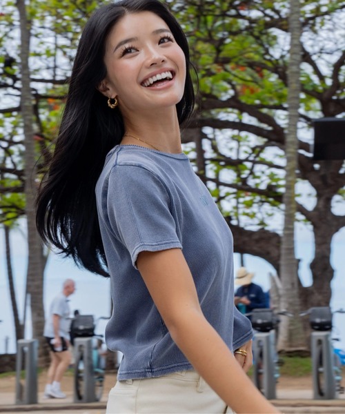 ROXY（ロキシー）の「ROXY×NANAHA RIB S/S /ロキシークロップド丈ロゴワンポイントリブ半袖Tシャツ（Tシャツ/カットソー・レディース・ネイビー/ナチュラル/ブラック・MEDIUM/LARGE）」の20枚目の写真