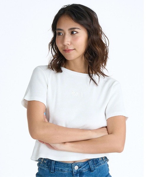 ROXY（ロキシー）の「ROXY×NANAHA RIB S/S /ロキシークロップド丈ロゴワンポイントリブ半袖Tシャツ（Tシャツ/カットソー・レディース・ネイビー/ナチュラル/ブラック・MEDIUM/LARGE）」の4枚目の写真