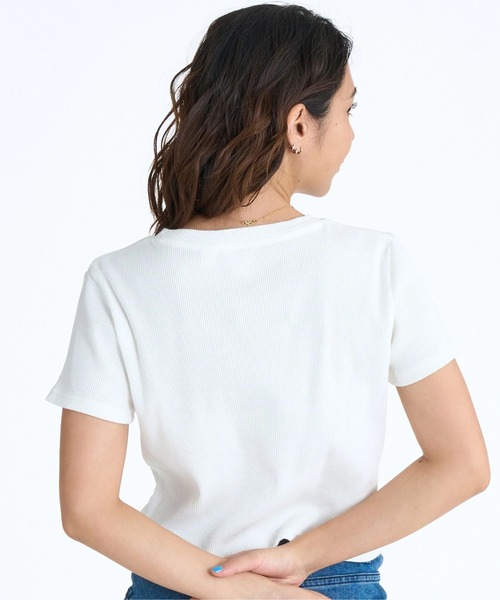 ROXY（ロキシー）の「ROXY×NANAHA RIB S/S /ロキシークロップド丈ロゴワンポイントリブ半袖Tシャツ（Tシャツ/カットソー・レディース・ネイビー/ナチュラル/ブラック・MEDIUM/LARGE）」の5枚目の写真