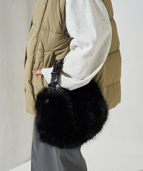 【美品】ダークグレーファーハンドバッグ 限定展開 ギャザー ハンドル ファー ハンド バッグ（ハンドバッグ